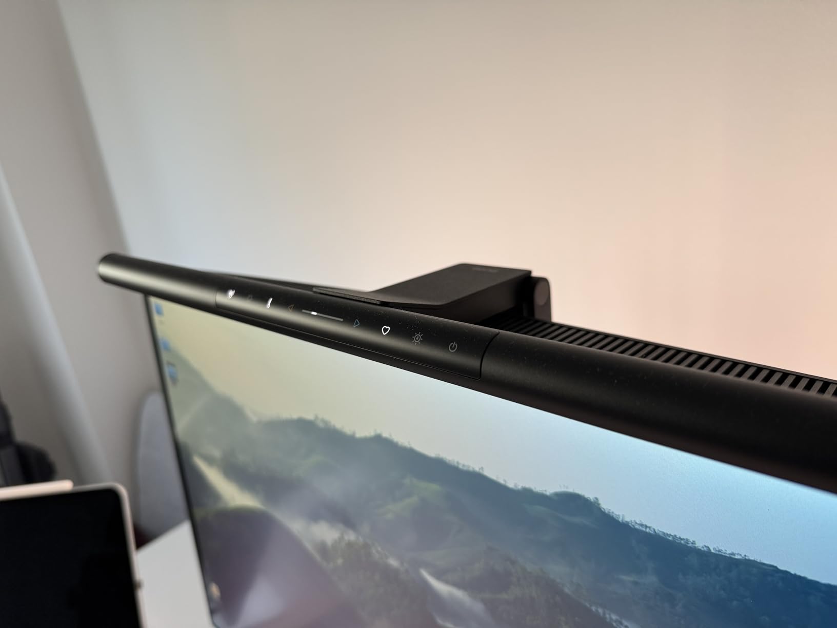 Passt auch auf dicke Monitore